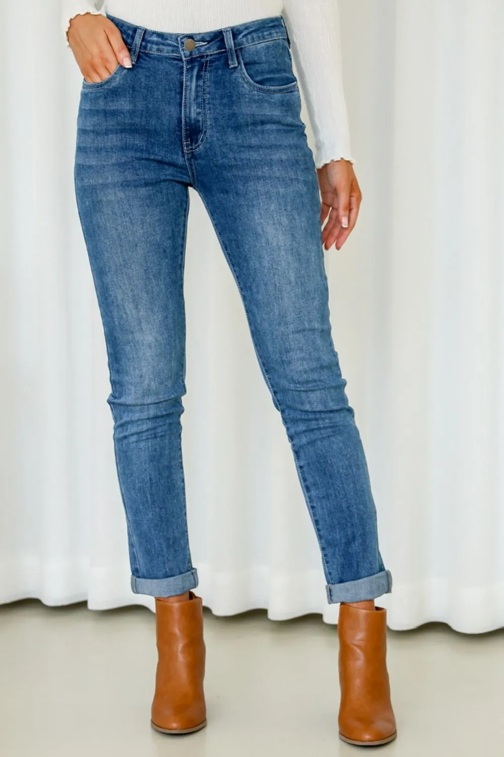 Agnes Straight Leg Jeans | Mid Wash