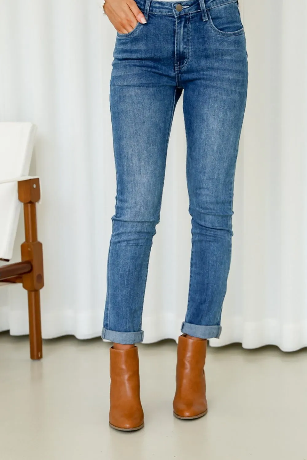 Agnes Straight Leg Jeans | Mid Wash